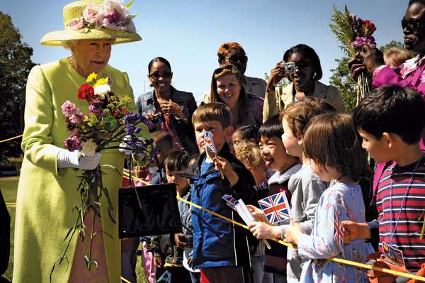 Queen Elizabeth II greets children at NASA&#39;s Goddard Space Flight Center, on Tuesday, May 8, 2007, as part of a six-day visit to the United States.